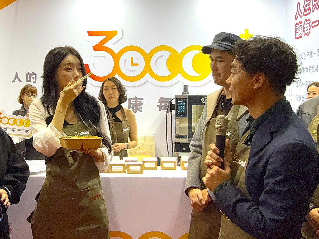 李雅英將帶領觀展民眾走訪晨間廚房、蕃茄村、焦糖楓、30000+碳中和餐盒、TeaTop 第一味等五家品牌展覽攤位