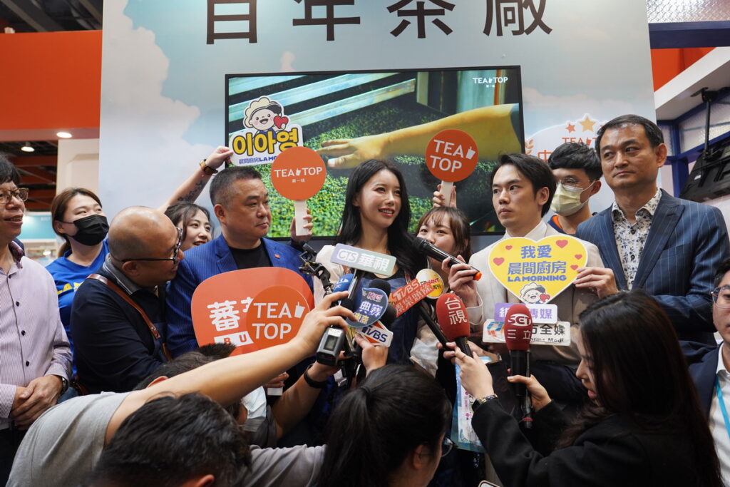 李雅英將帶領觀展民眾走訪晨間廚房、蕃茄村、焦糖楓、30000+碳中和餐盒、TeaTop 第一味等五家品牌展覽攤位