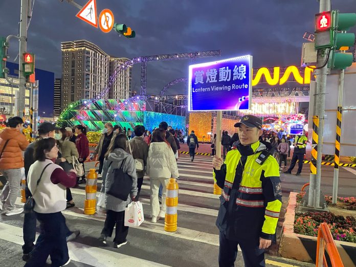 中壢警啟用LED指示燈板 引導燈會人潮安全賞燈 66 S 12189744 scaled