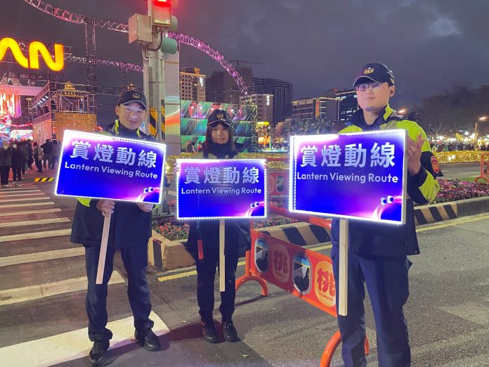 中壢警啟用LED指示燈板 引導燈會人潮安全賞燈 67 S 12189742 scaled