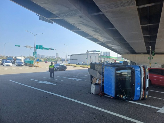 小貨車未固定貨物不慎翻覆 楊梅警及時協助疏導交通 56 S 73146429 0
