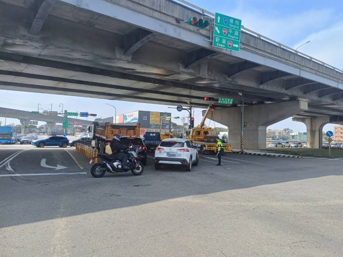 小貨車未固定貨物不慎翻覆 楊梅警及時協助疏導交通 57 S 73146430 0