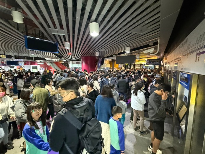 桃捷加強服務運輸燈會人潮 搭乘便捷助民眾順利賞燈 64 S 22339589