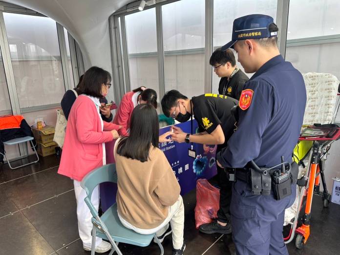 1歲女娃燈會見卡比獸開心到跌倒 員警遞糖果暖心呼呼 56 2064381 0
