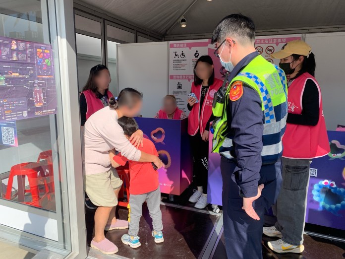 6歲男童燈會和媽媽走散 龜山暖警助快速尋回 56 S 375832592