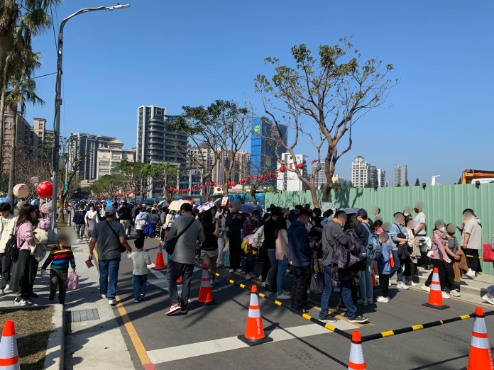 6歲男童燈會和媽媽走散 龜山暖警助快速尋回 57 S 375832591