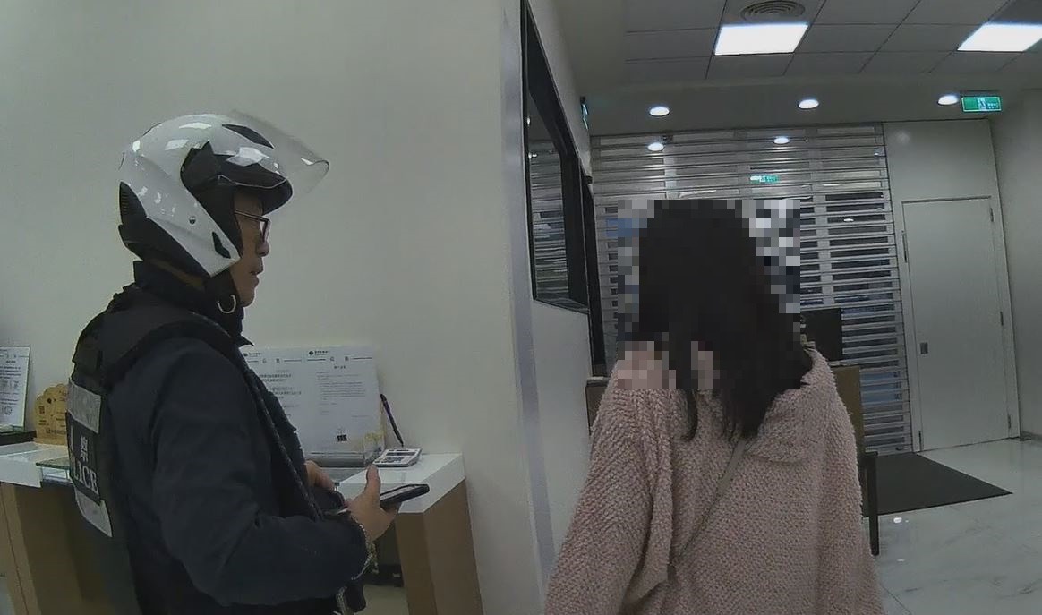 女子非常感謝警方及行員的及時阻止。(記者薛秀蓮翻攝)