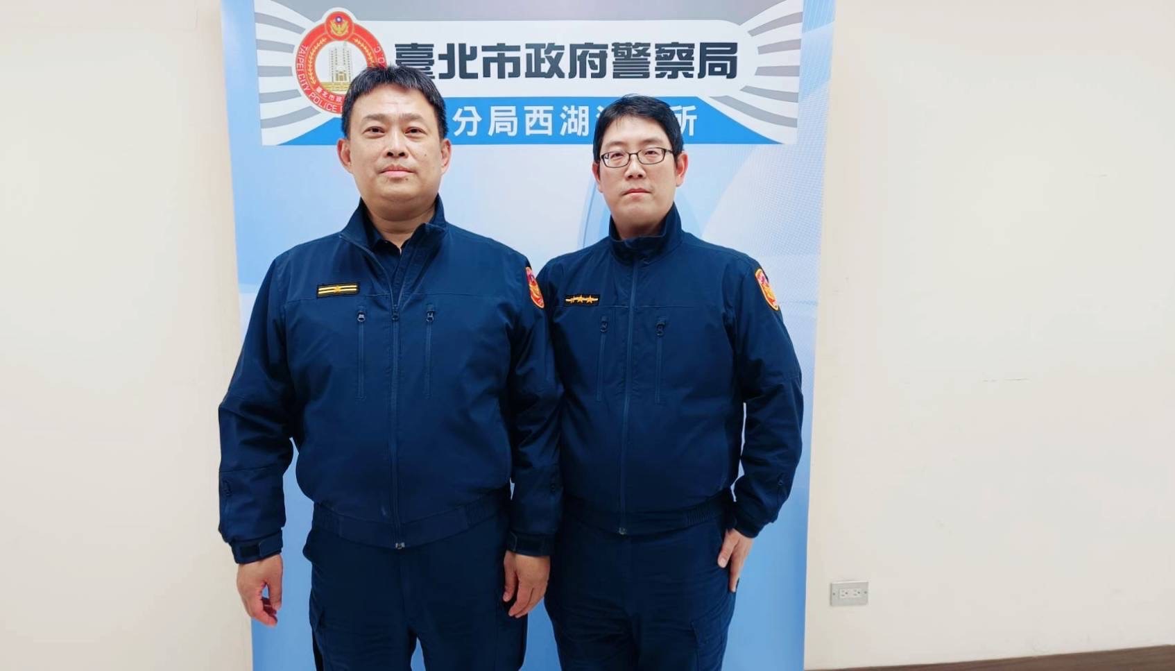 西湖派出所副所長劉志中(左) 、警員廖偉翔(右)。(記者薛秀蓮翻攝)