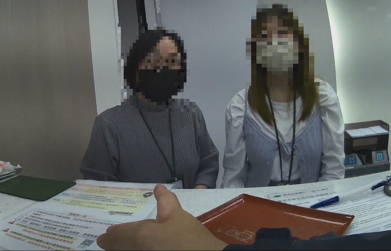 銀行行員發覺匯款異常通報警方到場。(記者薛秀蓮翻攝)