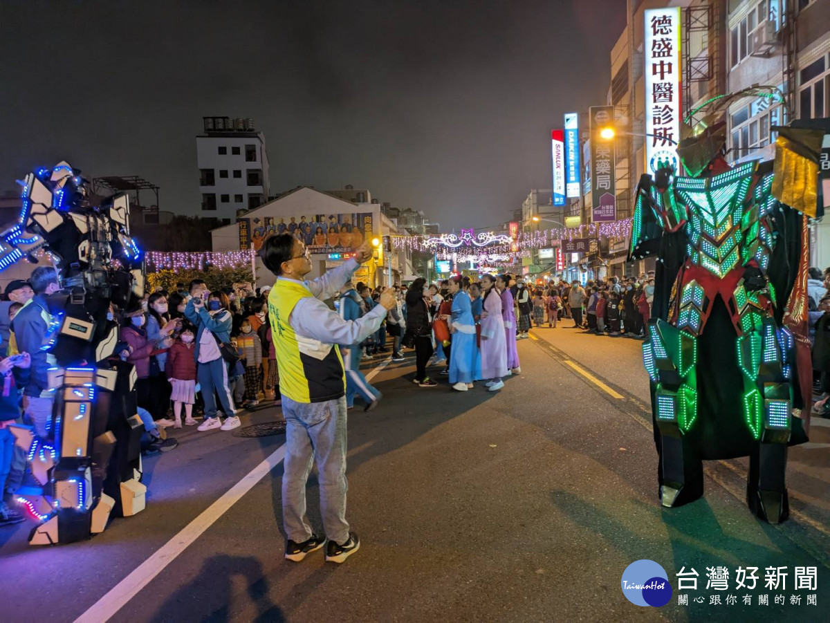 最夯的彰化古城踩街國際嘉年華會,吸引近5千人參與。圖/記者鄧富珍攝