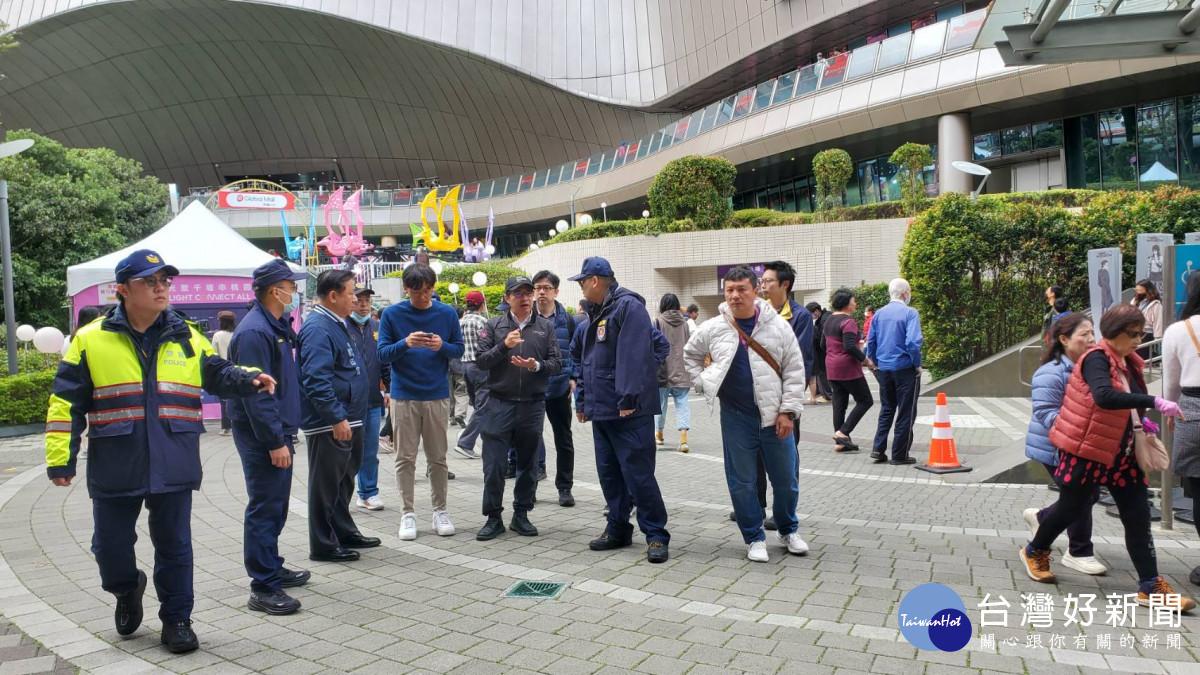 桃市府秘書長偕同警局長慰勤，慰問辛苦執勤的警察同仁與義交。