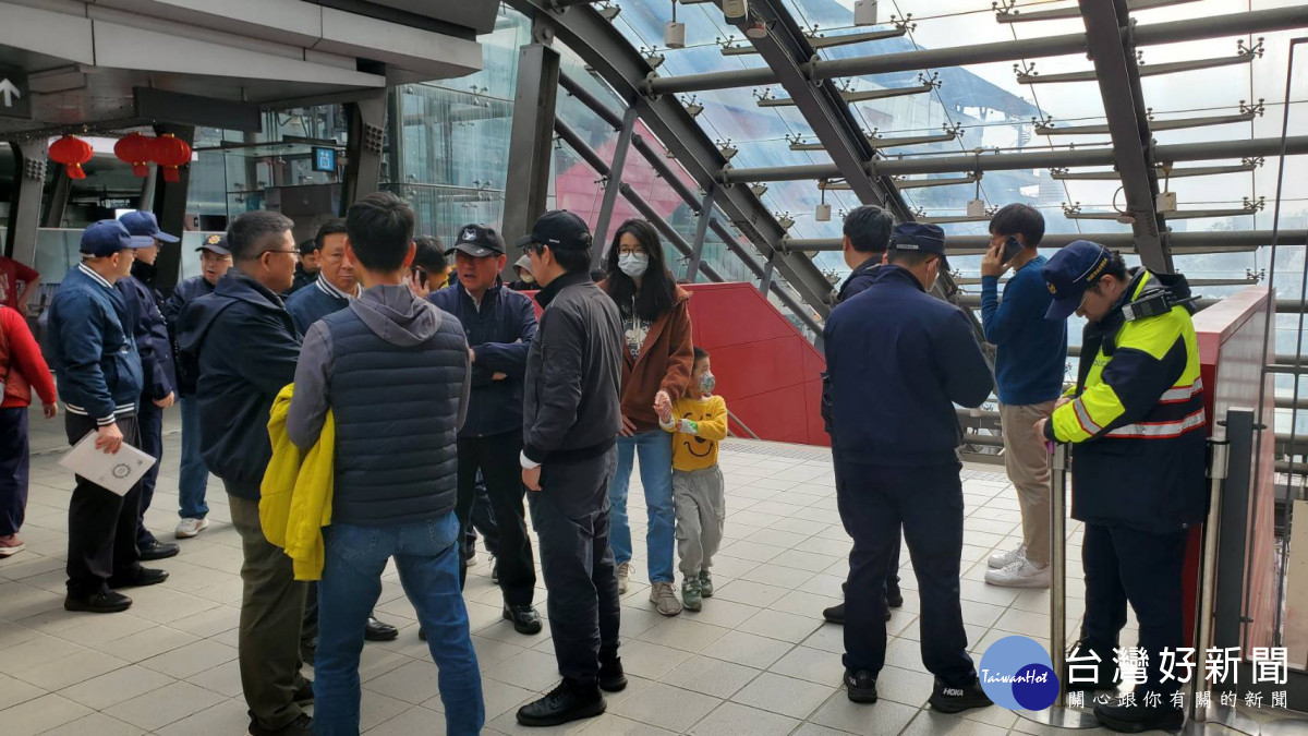 桃市府秘書長偕同警局長慰勤,慰問辛苦執勤的警察同仁與義交。