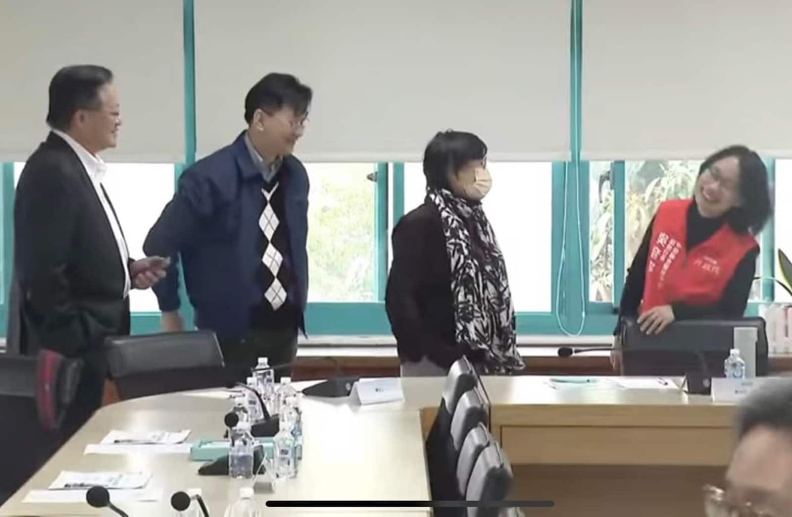 桃市議員凌濤秀照片顯示,中辦副執行長吳音寧(右)在應變會議內大笑,批她說謊被抓包。翻攝凌濤臉書
