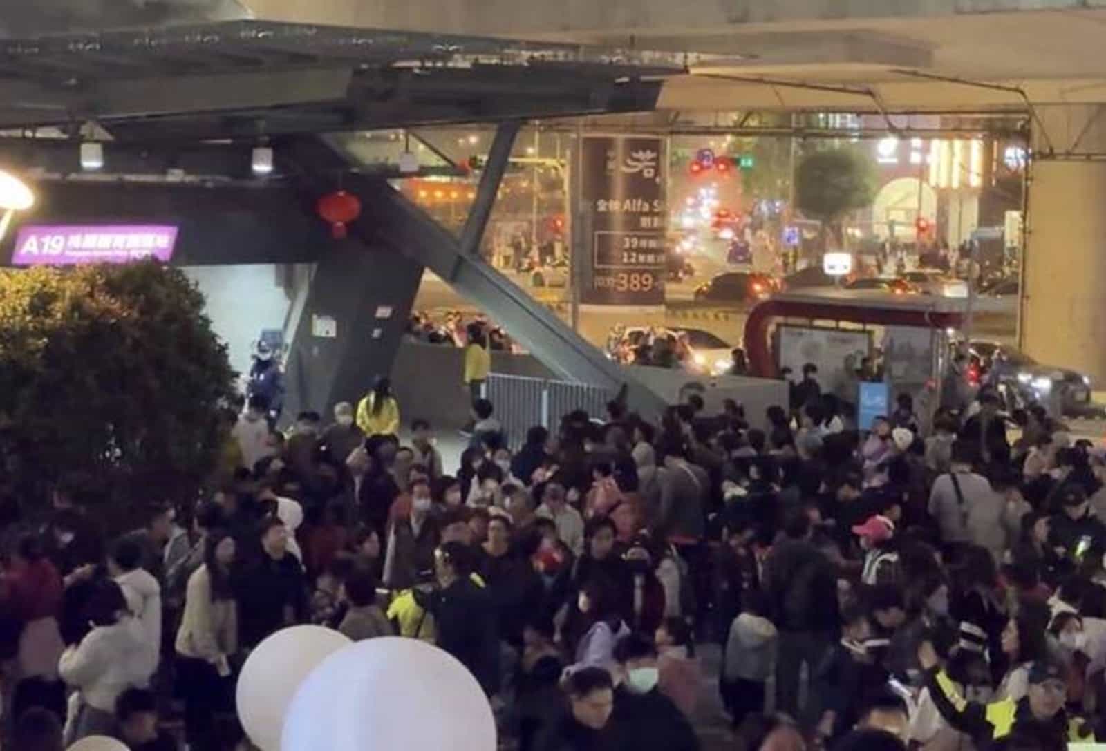 燈會人潮湧入,也造成周邊機捷等大眾運輸幾乎癱瘓。桃園市議會民進黨團提供