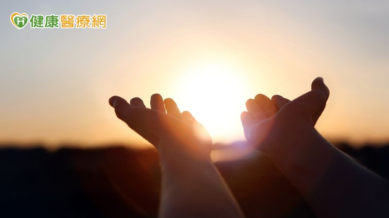 擺脫情緒黑洞!「還沒死」的生命智慧 從科學與愛中找到抗鬱之路