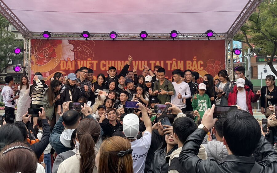 圖／範長還開放現場移工上台合照，被層層歌迷團團圍住。（新北市政府勞工局提供）