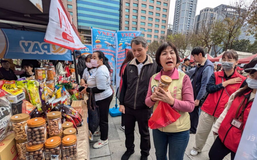 圖／新北市議員石一佑更在巡場過程中，也捧場自掏腰包買了越南腰果。（新北市政府勞工局提供）