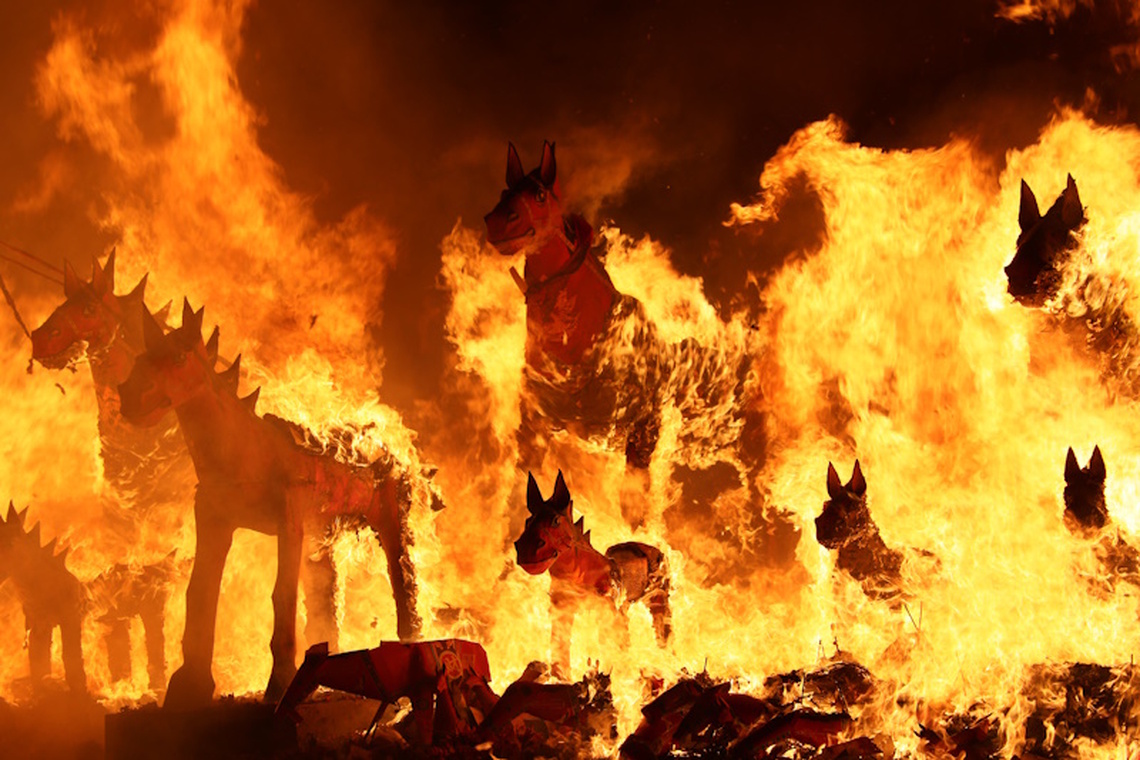 鹿草圓山宮傳統祭典放火馬消厄運 擲炮台 引爆鞭炮者能獲得好運