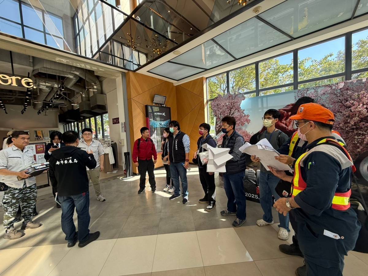 ▲中市府都發局展開大型百貨商場公安聯合稽查。(圖/中市府提供)
