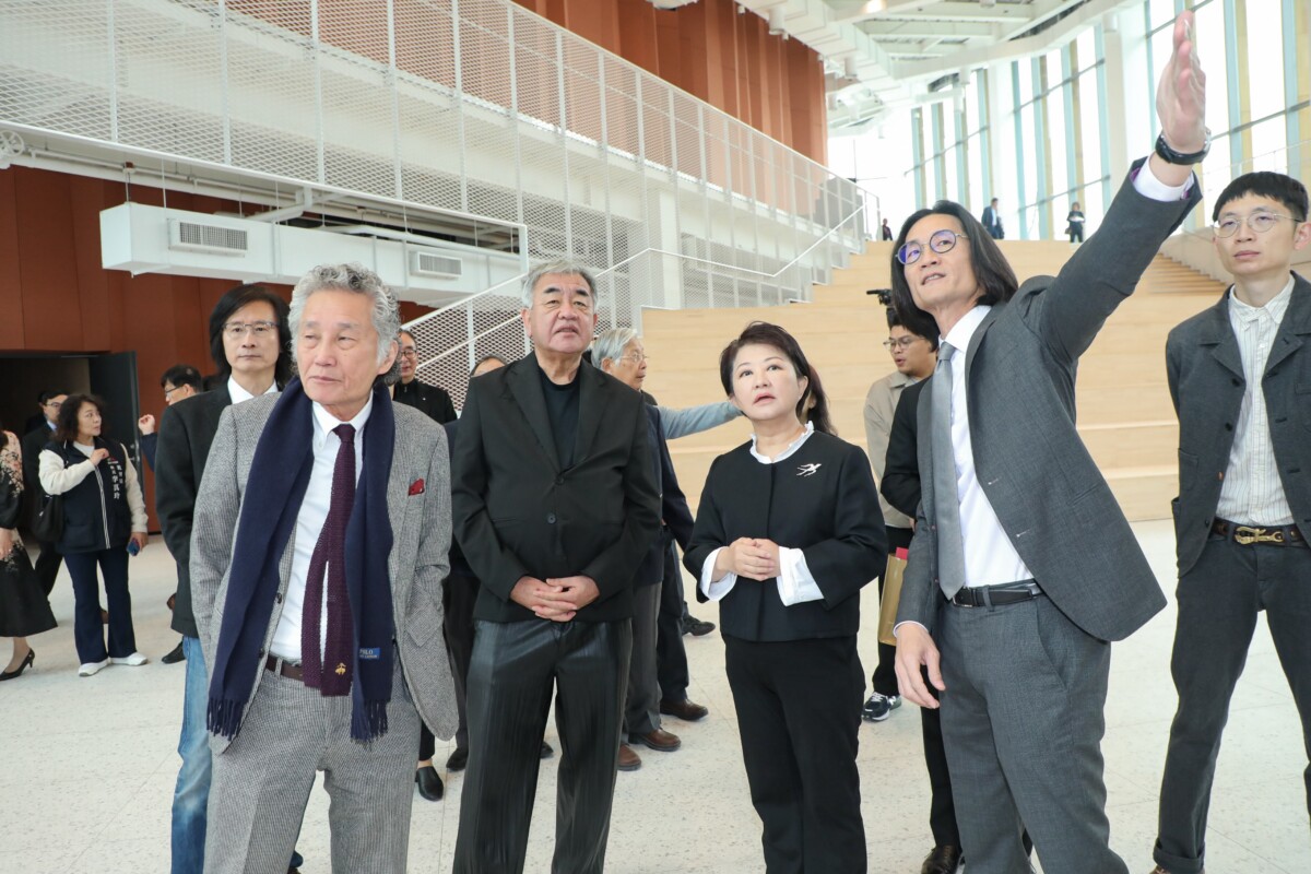 ▲市長盧秀燕與國際建築大師隈研吾共同參觀共善樓。(圖/記者顏淑娟翻攝)
