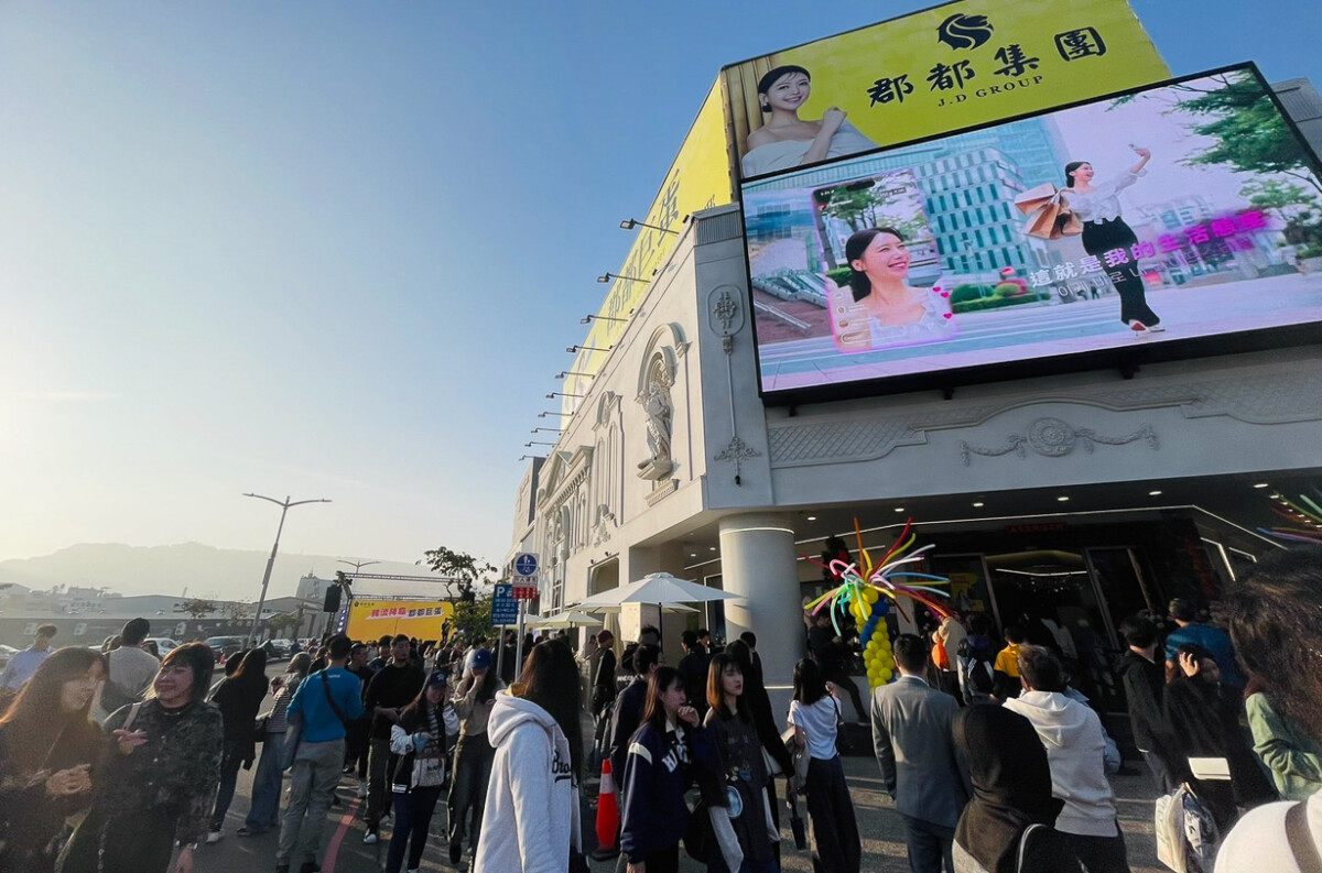 ▲「郡都巨蛋」代言人、啦啦隊女神李雅今天擔任郡都巨蛋一日店長。（圖/郡都集團提供）