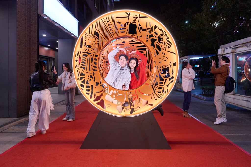 ▲鄰近捷運西門站1號出口的「白蛇轉」，不僅適合拍攝互動式合影，當兩人站在燈組中央，浪漫氛圍瞬間拉滿。（台北市觀傳局提供）