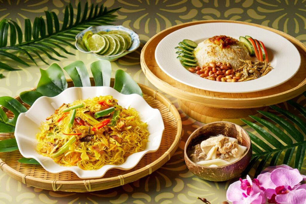 國民家常小吃Nasi Lemak 椰漿飯為馬來西亞特別的早餐文化,賓客可以椰漿飯佐以各式配料而成,最後拌入香辣的參巴醬。(圖/六福旅遊集團提供)