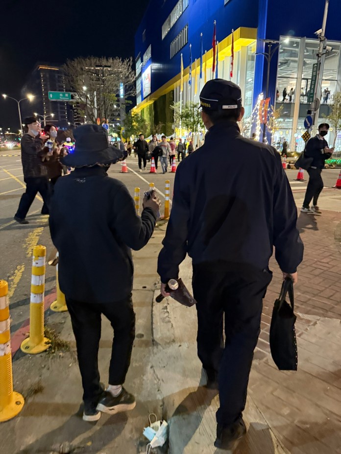 6旬婦賞燈身體突不適 壢警暖心伸援助返家 56 S 12198044