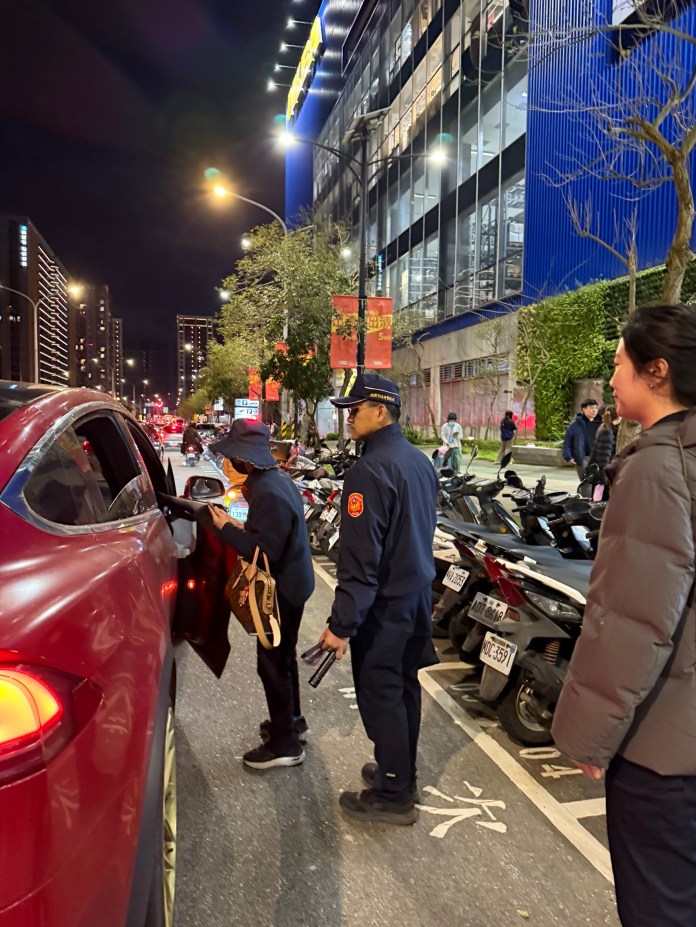 6旬婦賞燈身體突不適 壢警暖心伸援助返家 57 S 12198043