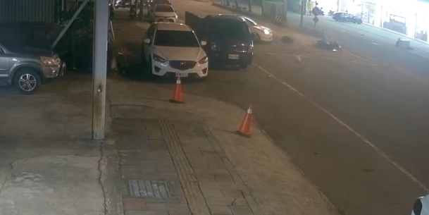 【有片】7旬翁臨停起步擊落騎士 竟來回倒車再輾過 59 1739676804702