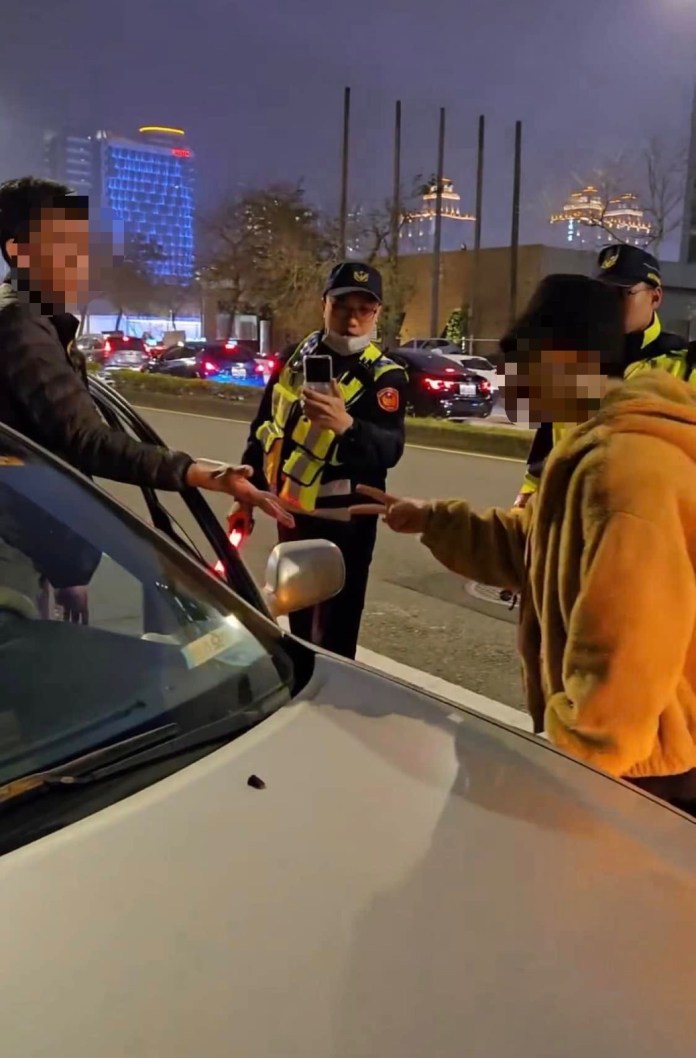 【有片】爭奪車位起口角!壢警出妙招化解紛爭 60 S 74579986
