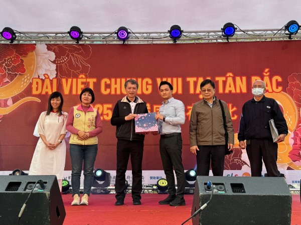 2025台越同樂在新北 歌手範長展現親民電暈全場