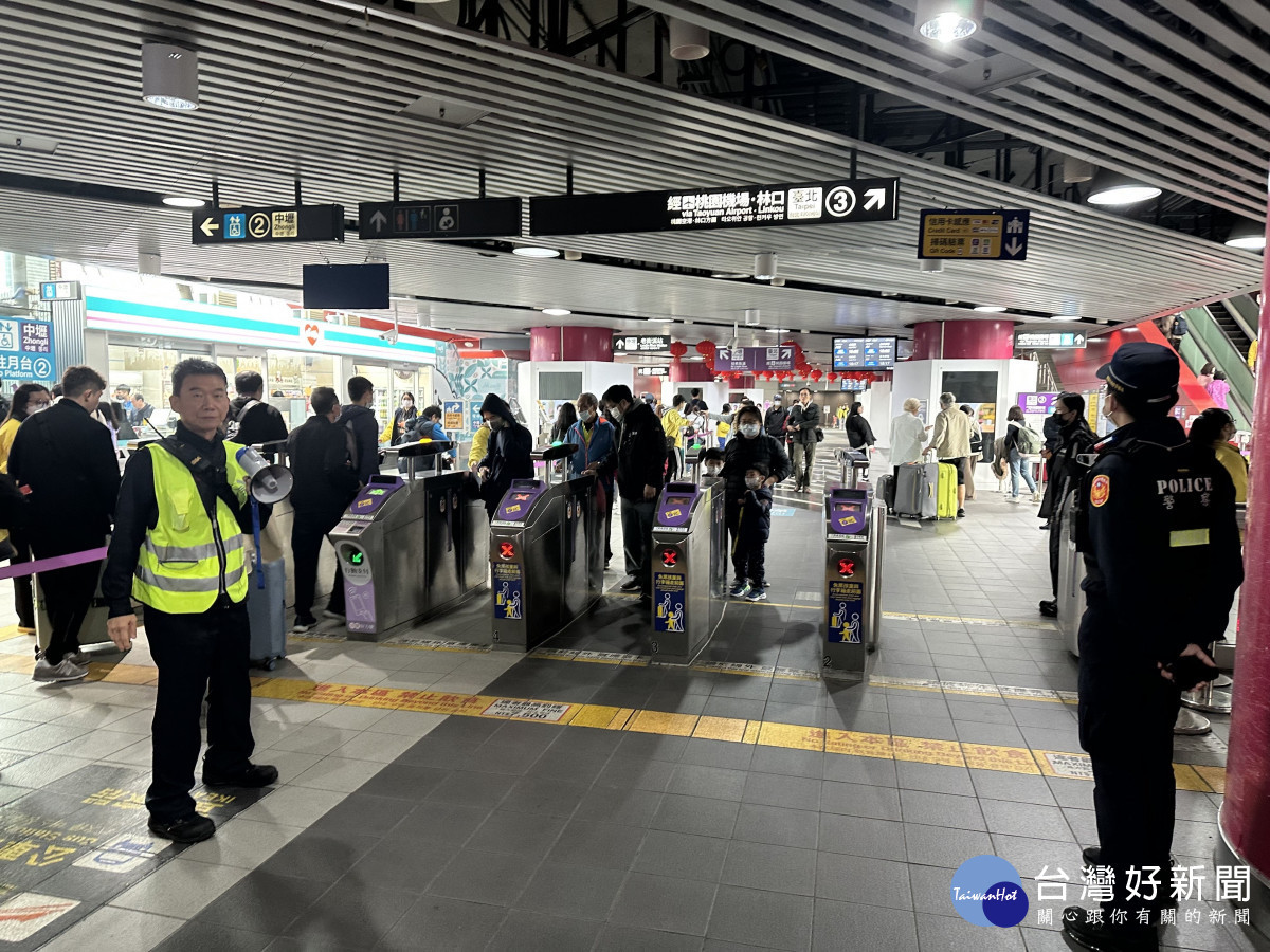 捷運站出入口加強人員導引。<br /><br /> 