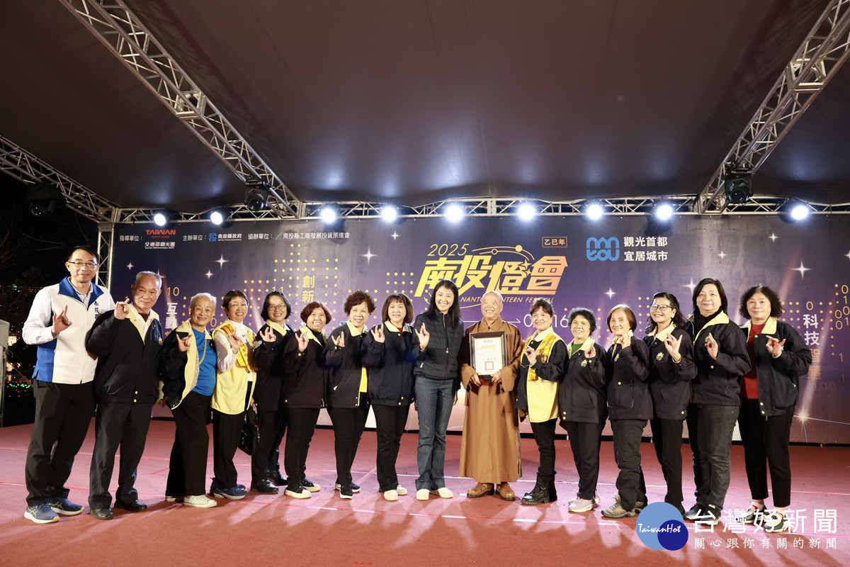 許縣長贈感謝狀予參與的廠商宗廟社區。（縣府提供）