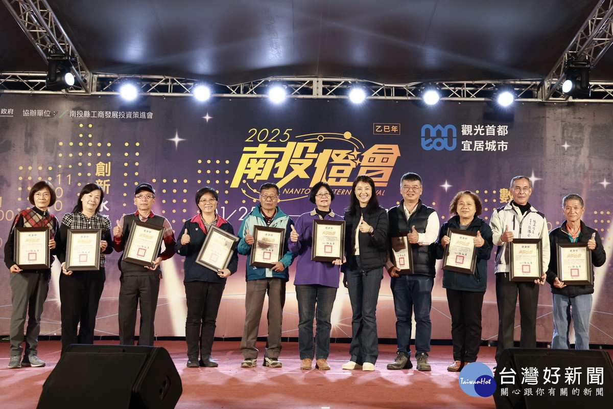 許縣長贈感謝狀予參與的廠商宗廟社區。(縣府提供)