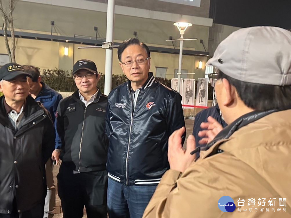 張市長視察燈會疏運。