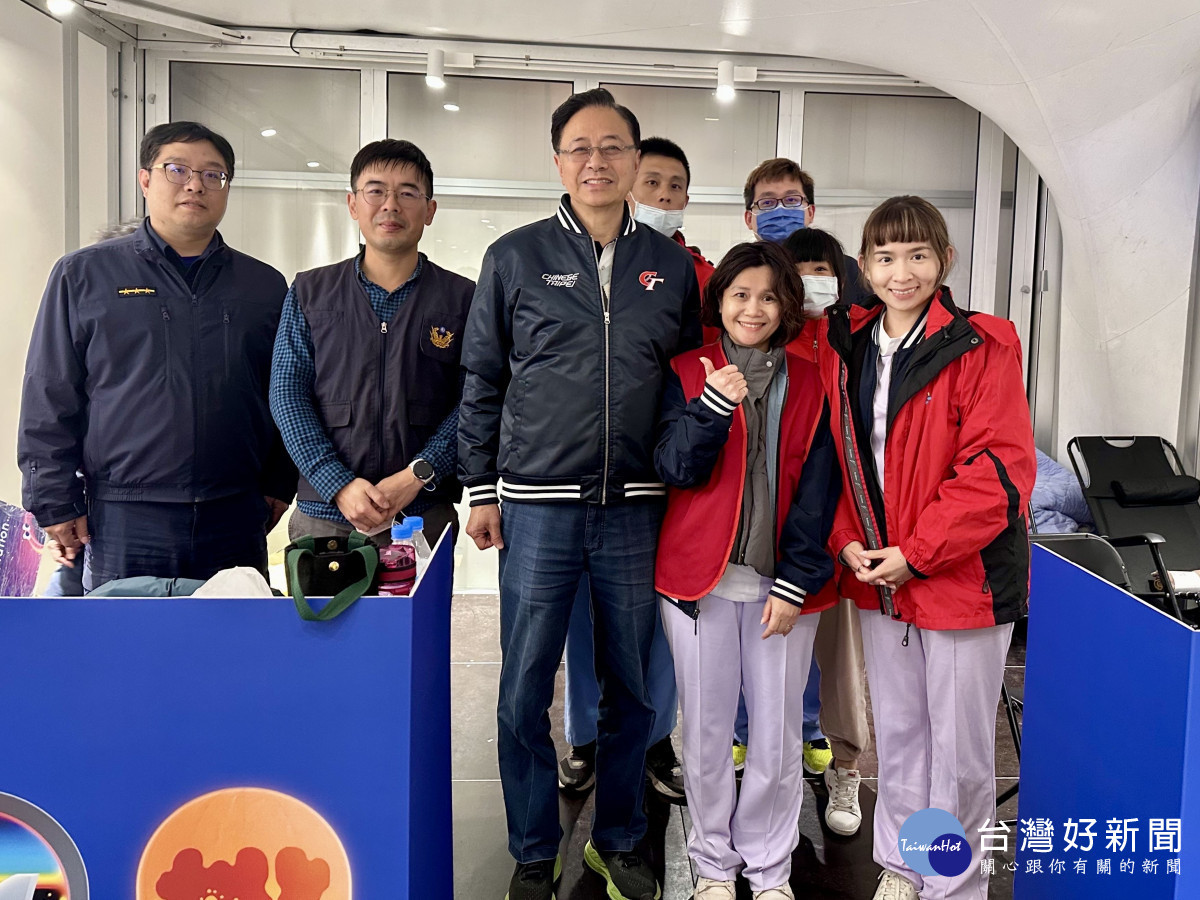 張市長關心警察與醫護人員值班狀況。<br /><br />