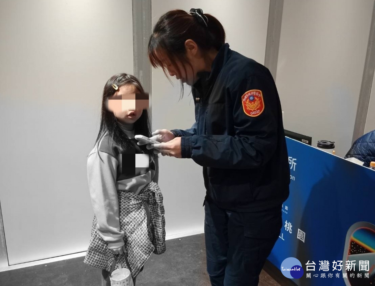逛燈會女童走散， 中壢警即時協助團圓。