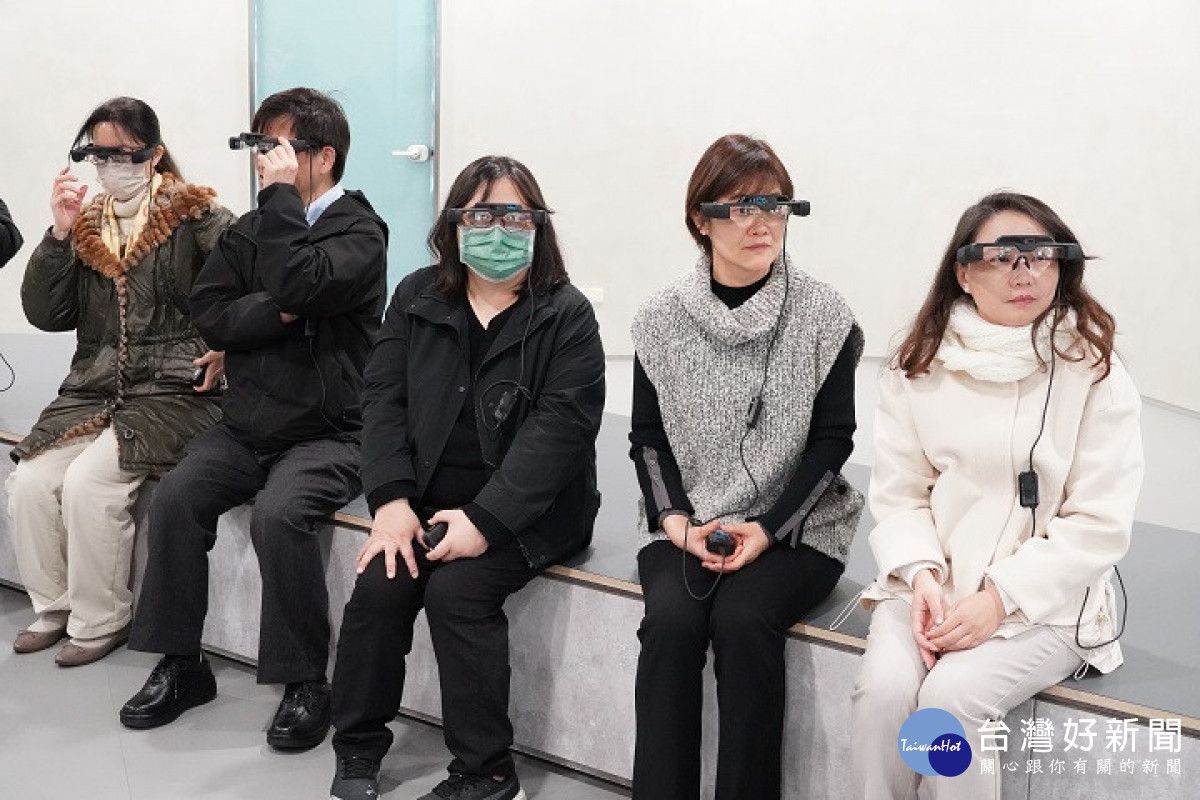 清華大學師培中心教師們,體驗配戴AR眼鏡遊歷各式景點,感受多元的數位世界。