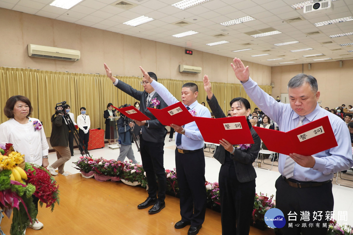 嘉義市政府舉行新任東區區長、東、西區戶政事務所主任及市立體育場場長聯合佈達宣誓典禮／嘉義市府提供