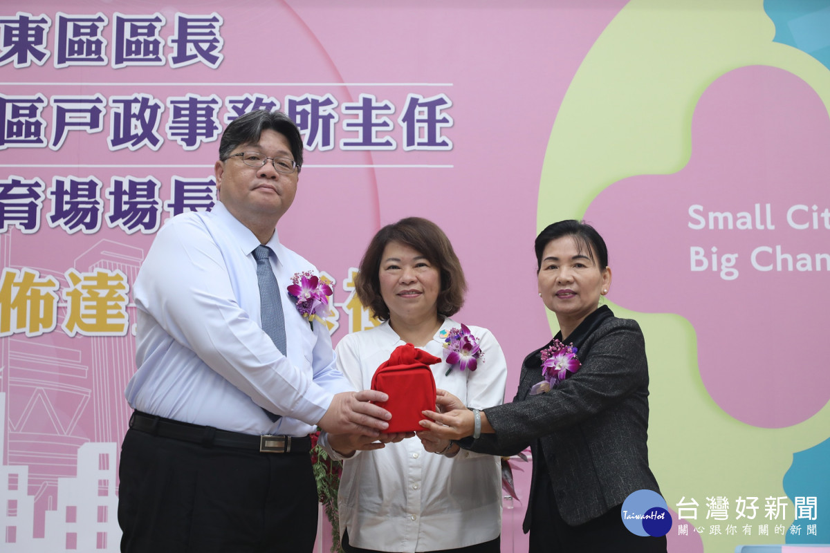 民政處副處長黃浩君(左)、東區戶政事務所主任童季芬(右)/嘉義市府提供