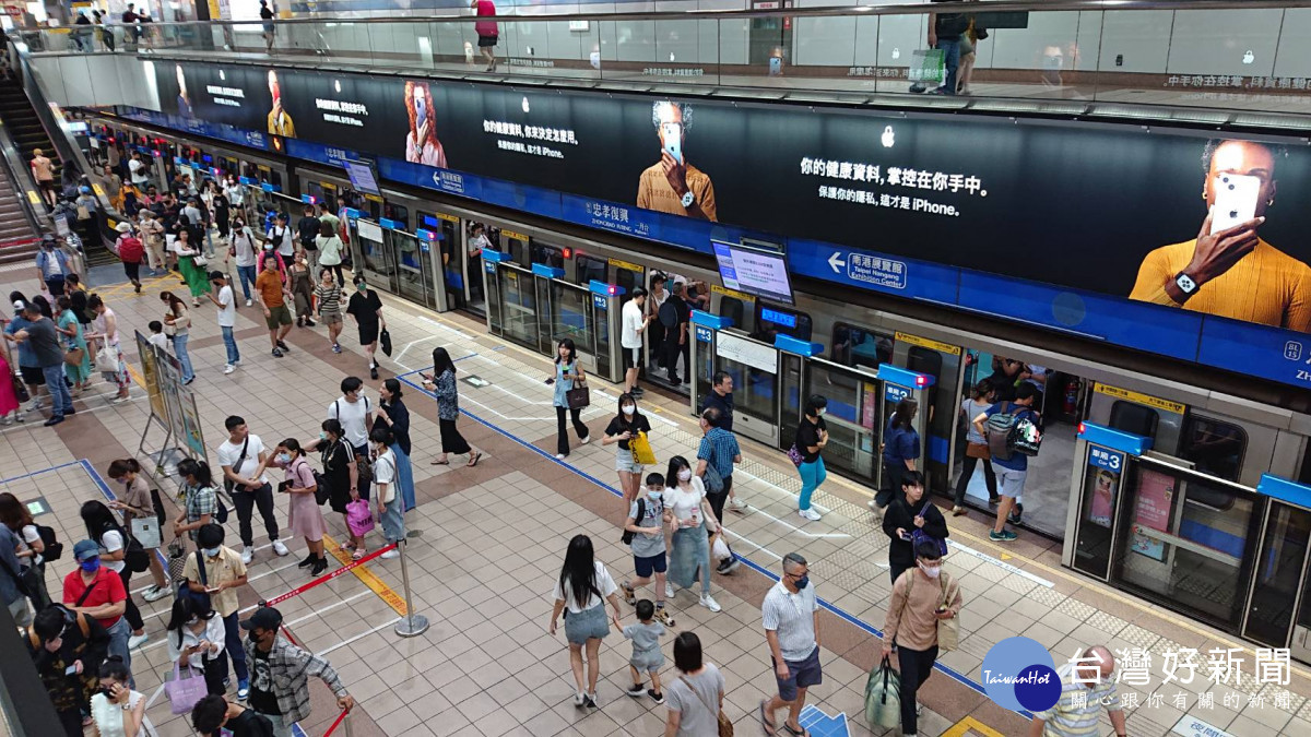 台北捷運板南線忠孝復興站月台景象。（圖／資料照片，圖源：台灣好新聞編輯部拍攝）