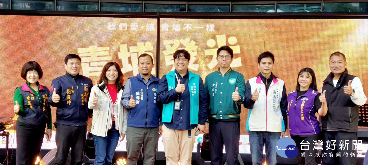 青年局局長侯佳齡(左三)與出席貴賓合影。<br /><br />
