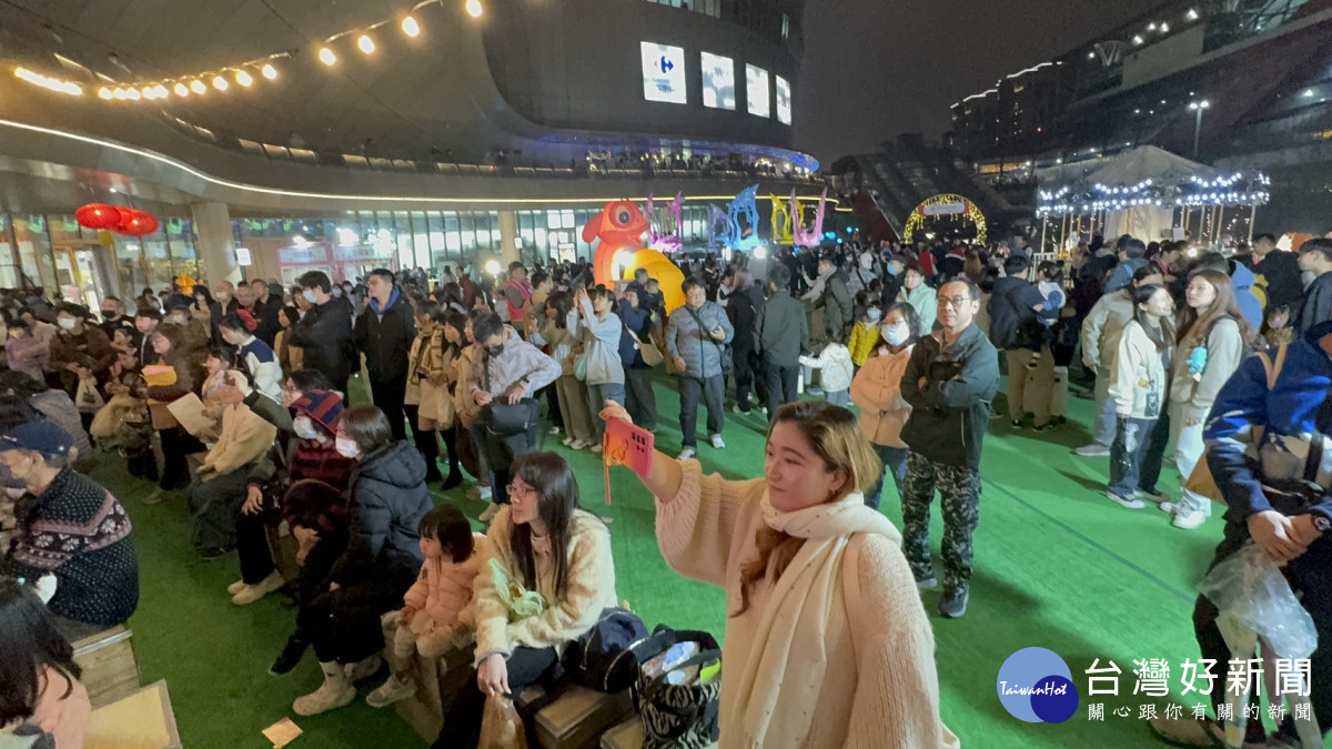 青埔商圈攜手市府打造「發光」盛會,桃園夜色更璀璨。