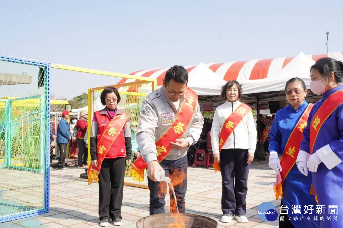 桃園天穿日活動祭天儀式,由客家局長范姜泰基擔任主祭官,進行客家傳統「三獻吉禮」,藉此表達對天地的敬意。