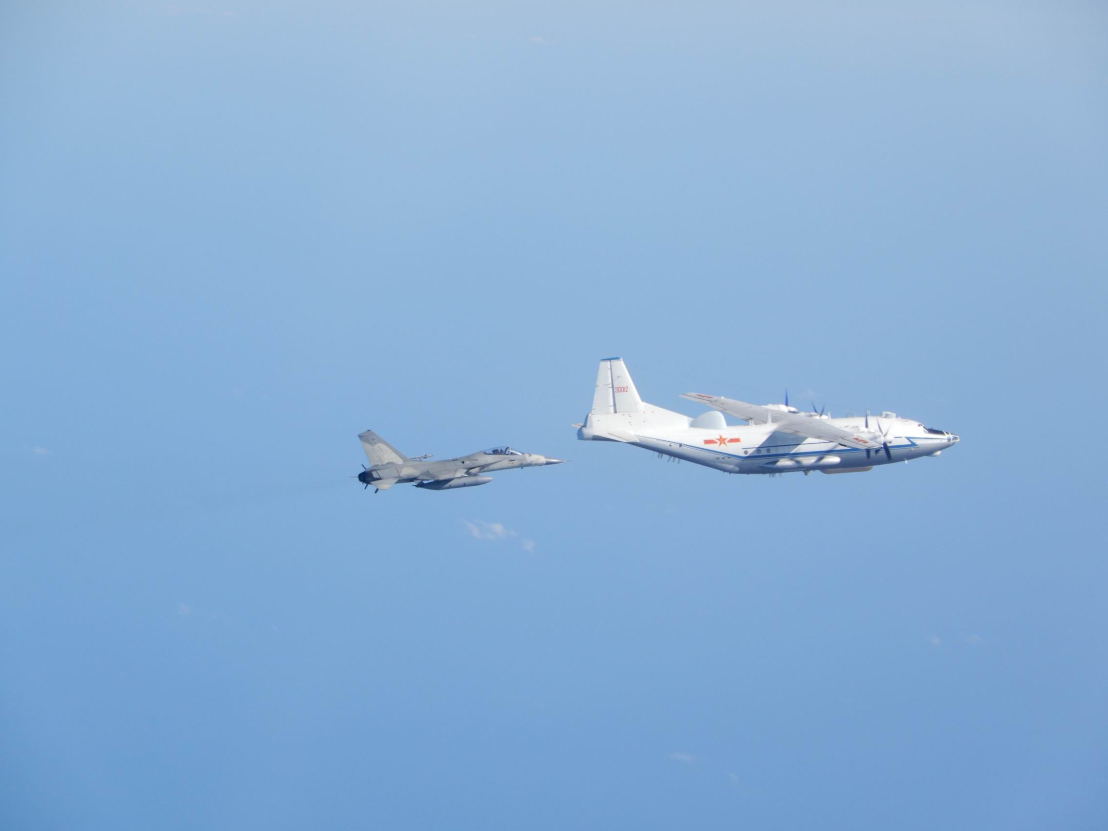 國防部抨擊中國是台海和平最大威脅。圖為國軍戰機監控共機動態。資料照片