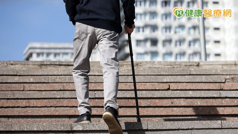 步伐沉重別以為是肌少症!醫示警:「這些情況」是力弱症 輕銀族最危險