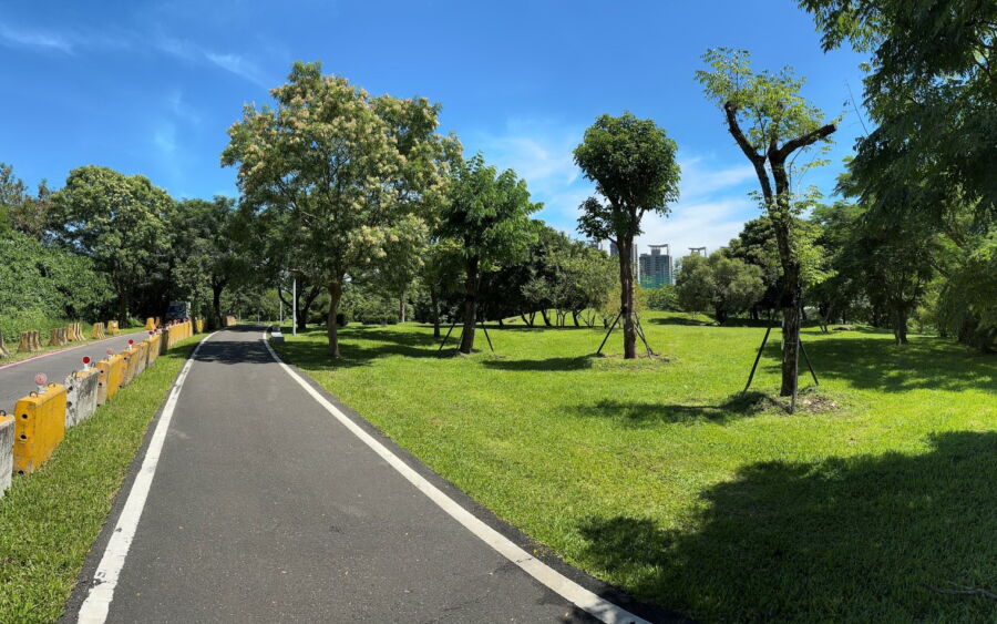 圖/溪州公園現況環境多為豐富草地及喬灌木空間。(新北市政府高灘地工程管理處提供)
