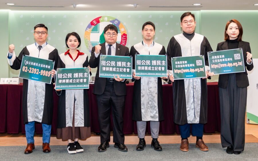 圖/民進黨發言人韓瑩偕同黃帝穎律師、陳又新律師、傅馨儀律師、房彥輝律師、許渝澤律師,召開「挺公民、護民主」律師團成立記者會。(民進黨提供)