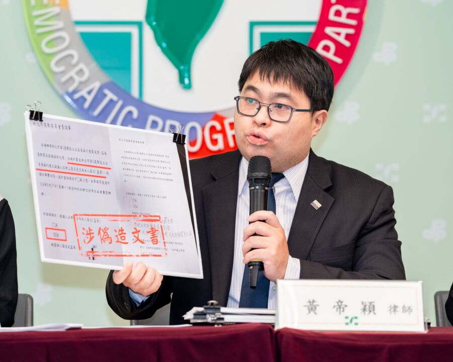圖/黃帝穎律師說,真正的罷免公民團體,他們是大街小巷在各個連署點讓民眾進行連署。(民進黨提供)